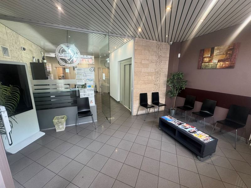 La salle d'attente et l'accueil de la Polyclinique Saint-Guidon à Anderlecht